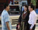 《菜鳥新移民》第三季第一集特邀請台灣演員許瑋甯（中）和飾演老周的韓裔演員鄭康祖（右）客串演出。（FOX提供）