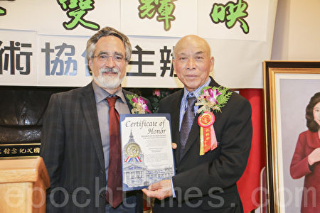 「紅妝名士雙輝映」 舊金山華埠人物躍然畫中 「紅妝名士雙輝映」 舊金山華埠人物躍然畫中