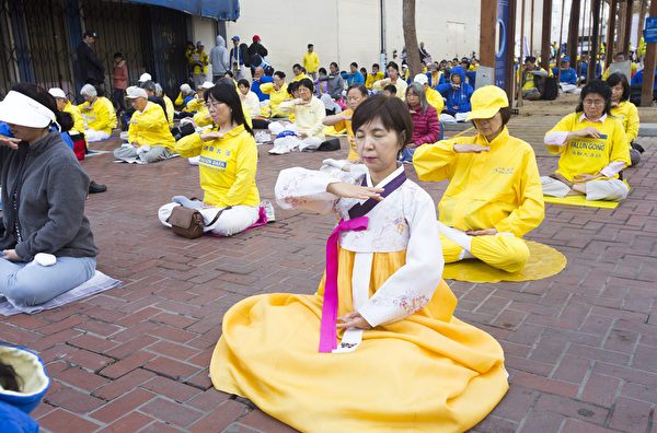 2016年旧金山法会联合国广场集体炼功 2016年旧金山法会联合国广场集体炼功