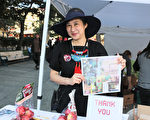 Alice Wu是舊金山藝術委員會臨時教育和公共項目的負責人，她拿著今年針對唐人街設計的活動海報向記者作介紹。（李霖昭／大紀元）