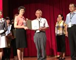 數位學伴計畫主持人溫武男助理教授獲教育部頒贈感謝狀。（義守大學提供）