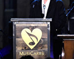 美國民謠歌手鮑勃•迪倫終於打破沉默稱自己接受諾貝爾文學獎。圖為2015年2月6日，洛杉磯，迪倫在MusiCares Person Of The Year頒獎典禮上。 (Frazer Harrison/Getty Images)
