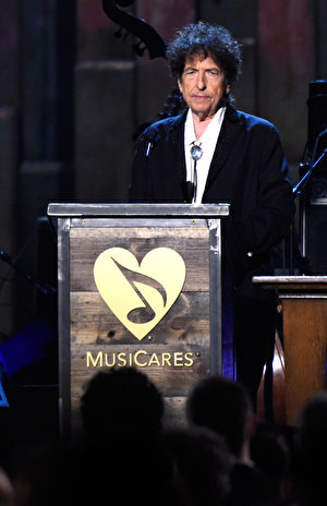 2015年2月6日，洛杉矶，迪伦在MusiCares Person Of The Year颁奖典礼上。 (Frazer Harrison/Getty Images)