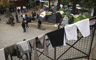 自加莱“丛林”难民营遭拆除以来，巴黎街头打地铺睡觉的移民，至少增加1/3。(JOEL SAGET/AFP)