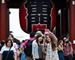 日本观光听10月31日发布的消息显示，截止10月30日在过去10个月中，访日外国游客数首次突破2千万。图为备受外国游客喜爱的观光景点浅草寺。（游沛然/大纪元）