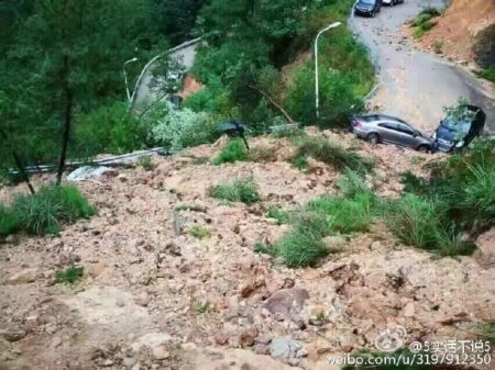 浙江平陽縣水頭鎮在「鯰魚」颱風期間,全鎮被水淹兩天兩夜,街道滿目瘡痍。(網絡圖片)