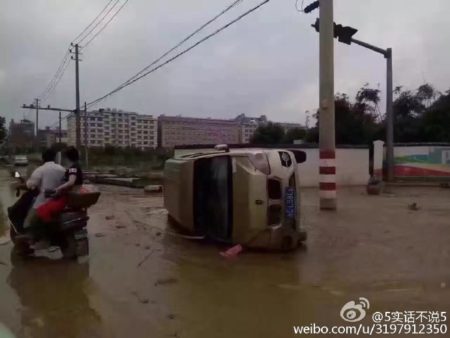 浙江平陽縣水頭鎮在「鯰魚」颱風期間,全鎮被水淹兩天兩夜,街道滿目瘡痍。(網絡圖片)