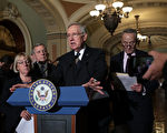 在現任參議院少數黨領袖雷德(Harry Reid,中)今年退休後,紐約州聯邦參議員舒默(Charles Schumer,後排右一)很可能接任他。 ( Alex Wong/Getty Images)