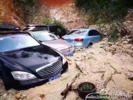 浙江平陽縣水頭鎮在「鯰魚」颱風期間,全鎮被水淹兩天兩夜,街道滿目瘡痍。(網絡圖片)