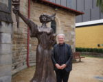 Bill Crews牧师将民主女神像安置在Ashfield联合教堂内。（燕楠/大纪元）
