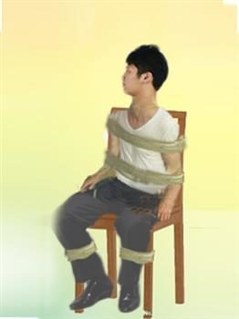 中共监狱酷刑示意图:捆绑在椅子上(明慧网)