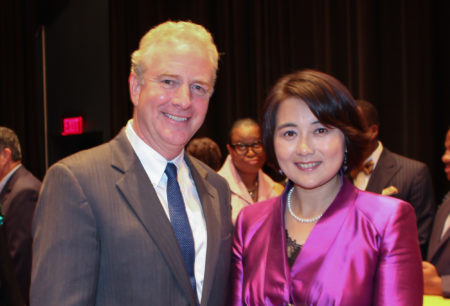 美国联邦众议员克里斯.范-浩伦( Chris Van Hollen)祝贺大纪元获奖,他表示这是大纪元应得的褒奖。(何伊/大纪元)