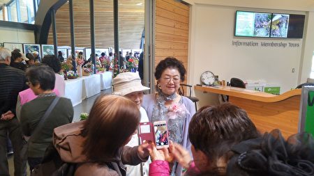 圖:林李淑枝(左)在其藝術展現場迎接嘉賓。(邱晨/大紀元)