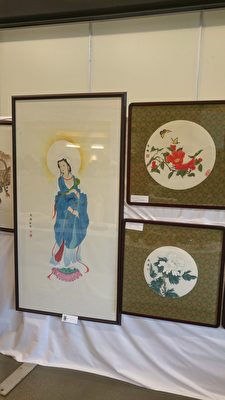 圖:林李淑枝藝術展上展示的繪畫作品。(邱晨/大紀元)