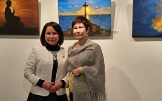 圖：房世伶（右）展示繪畫作品，與世華女企管企業家協會溫哥華分會會長游慈心合影。（邱晨/大紀元）