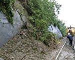 台铁302次自强号8日上午在台东知本-太麻里间撞上土石流，台铁紧急派员抢修。（台铁提供）