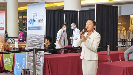图:加拿大国家中医药学会在Aberdeen购物中心举办义诊,受到民众欢迎,图为袁薇发言。(邱晨/大纪元)