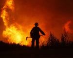 科学家认为，人为造成的气候变化是导致美国西部野火和东部洪灾的主要原因，如果不控制造成气候变化的因素，预期未来会发生的频率会更多且更为严重。(David McNew/Getty Images)