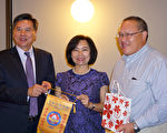 美京中華會館主席張和成（左）與副主席謝天倫（右）向駐美副代表洪慧珠（中）致贈紀念品。（林帆/大紀元）