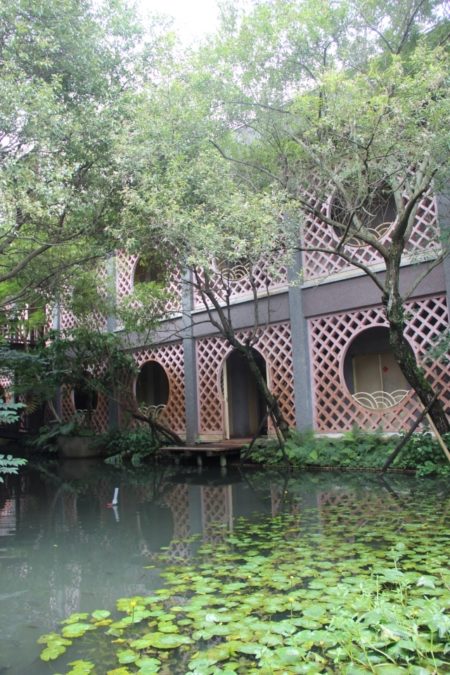宜蘭縣政府一樓的水池庭園,讓辦公大樓增添許多人文氣息。(謝月琴/大紀元)