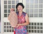 大甲资深艺师林惠津，2007年开始从事蔺草编织教学，成立编织教室，并在各个社团指导蔺草编织。（赖瑞/大纪元）