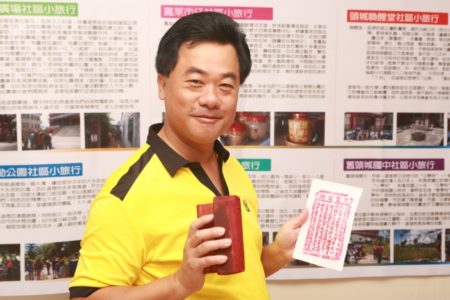 宜兰县议员蔡文益手拿金纸店的民俗版画。(曾汉东/大纪元)