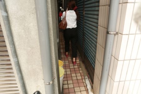 社区民众一起回味比鹿港摸乳巷更窄小的小巷弄。(曾汉东/大纪元)