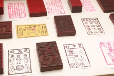金纸店的各式各样的民俗版画。(曾汉东/大纪元)