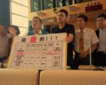 国民党议员杨正中(右4)批说，后里花艳馆每坪造价直追台中国家歌剧院，是“镶金”的吗﹖（黄玉燕/大纪元）