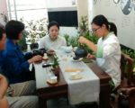 南投世界茶业博览会，名间红茶茶席优雅待客。执壶者，丁郁庭、右一，丁昱瑄。（游丽君提供）