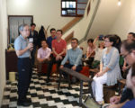 台北市三创协会理事长柯承恩教授（左）说明办理青创学院。（曾汉东／大纪元）