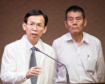 民航局長林國顯（左）26日表示，針對長榮航空在颱風侵台期間硬飛，至少會罰新台幣60萬元的罰鍰。（陳柏州／大紀元）