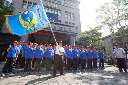 宜蘭縣義消總隊隊長張建榮揮旗致意。(宜蘭消防局提供)