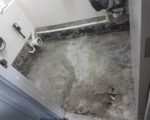 水泉澳邨城泉楼一个单位疑涉豆腐渣工程，其厕所地台只是松散的沙石夹杂报纸，并非坚硬的混凝土层。（丘文俊facebook图片）