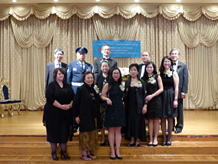美华协会长岛分会理事会成员在该会成立35周年的庆典上。