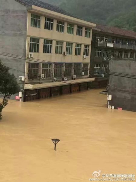 浙江平陽縣水頭鎮在「鯰魚」颱風期間,全鎮被水淹兩天兩夜,街道滿目瘡痍。(網絡圖片)