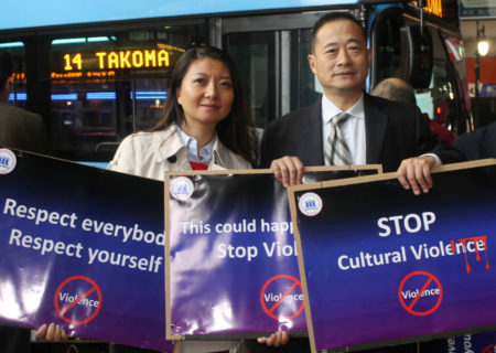 活動組織者、新民權聯盟（New Civil Right Alliance）秘書長李忠剛（Cliff Li）（右）表示，「華人要團結起來，其他社區與我們共同反對文化暴力，因為每一個族裔都是文化暴力的受害者。」（何伊/大紀元） 