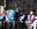 今年3月，在联合国举行的一次反家暴集会，发言者为纽约市警察局家暴部门副主管Juanita Holmes，她也曾是家暴受害者。 (Noam Galai/Getty Images for UN WOMEN FOR PEACE ASSOCIATION)