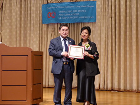 市议员顾雅明向美华协会长岛分会颁发褒奖。