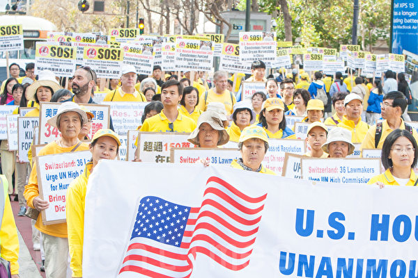 10月22日,四千来自全球的部分法轮功旧金山大游行。图为游行场面。(马有志/大纪元)