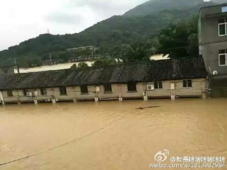 浙江平陽縣水頭鎮在「鯰魚」颱風期間,全鎮被水淹兩天兩夜,街道滿目瘡痍。(網絡圖片)