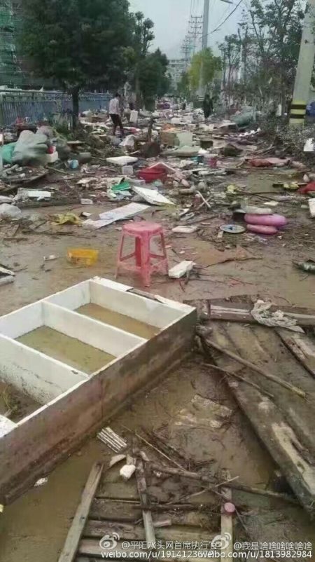 浙江平陽縣水頭鎮在「鯰魚」颱風期間,全鎮被水淹兩天兩夜,街道滿目瘡痍。(網絡圖片)