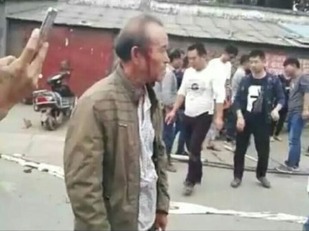 10月5日,河南新鄭市龍湖鎮張溝村數千村民使用磕頭、木棍擊退強拆隊,警民激戰。(網絡圖片)