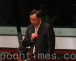 競逐新一屆立法會主席的梁君彥多次被非建制派議員，質疑其仍未能提出放棄英國國籍的實質證據（藍小鳳／大紀元）。