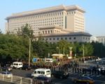 10月11日，上万名退伍士官到中共军委“八一大楼”请愿，要求安置、要求生活保障。（网络图片）