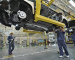 图为在汽车生产线工作的工人。（AFP）