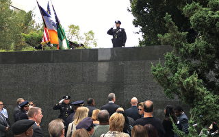 炮台公园警察纪念墙 再添十八个名字
