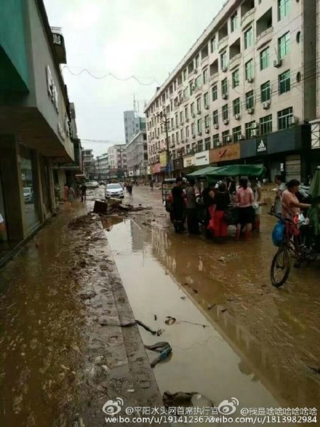 浙江平陽縣水頭鎮在「鯰魚」颱風期間,全鎮被水淹兩天兩夜,街道滿目瘡痍。(網絡圖片)
