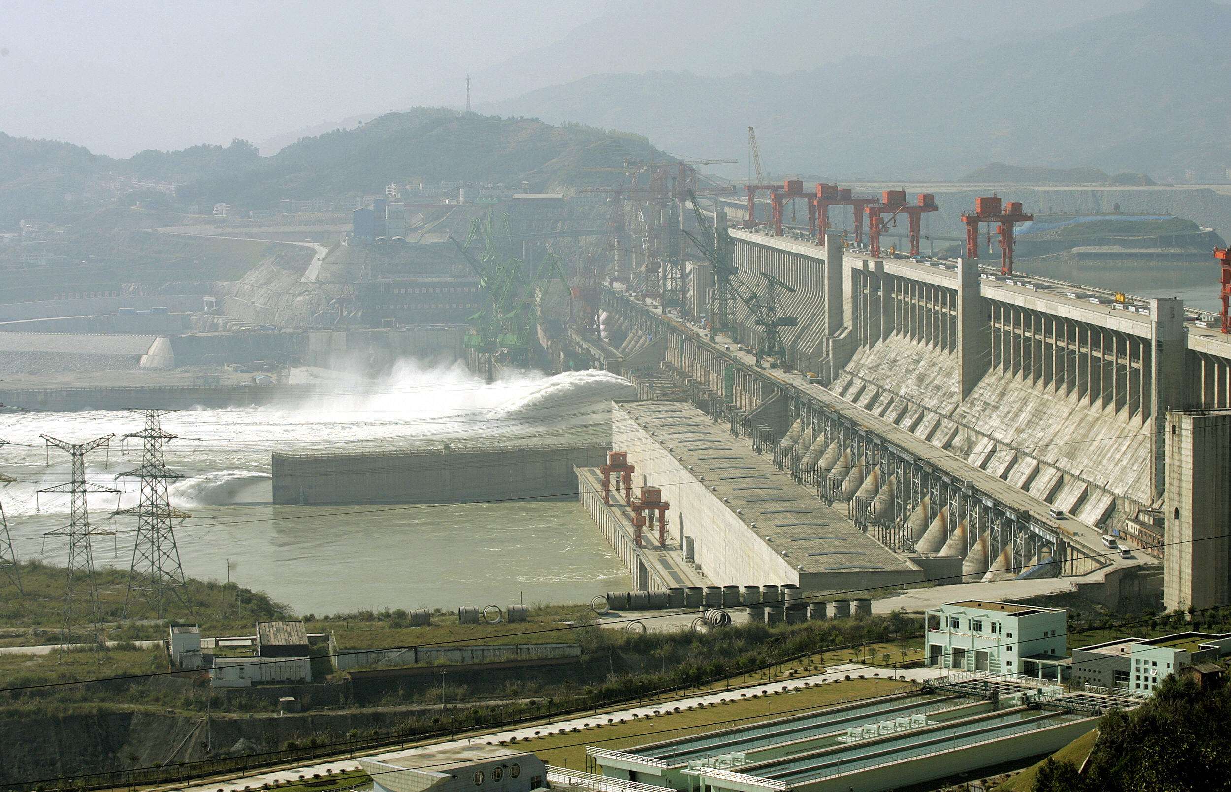 Китайская дамба. ГЭС три ущелья Китай. ГЭС на Янцзы. Плотина на Янцзы. Большая дамба Санься, плотина три ущелья.