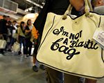 很多環保人士相信，塑料袋收費法案的實施，將促使更多紐約人使用可回收的環保袋。 (Mario Tama/Getty Images)